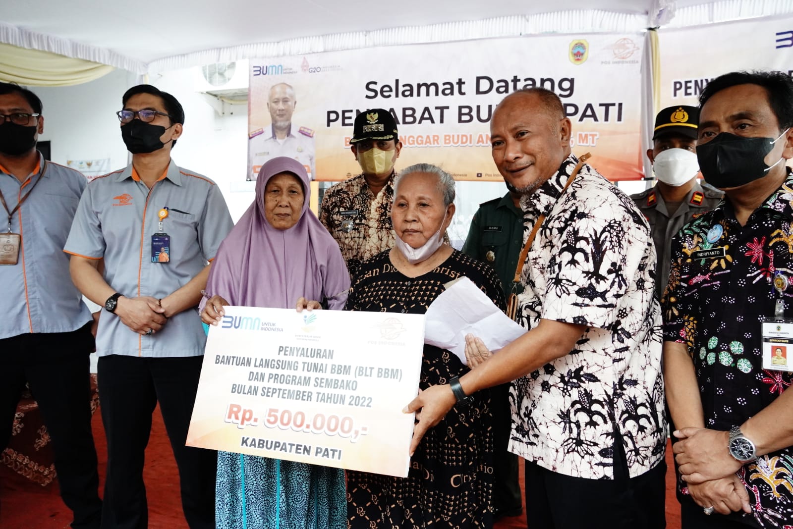 Pj Bupati Pati Serahkan BLT Kompensasi Pengalihan Subsidi BBM