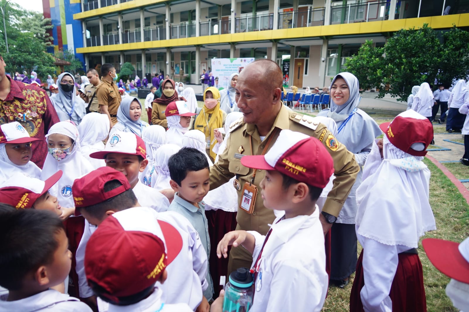 Rasa Gembira!!! Henggar Beri Edukasi Sikat Gigi ke Ratusan Pelajar