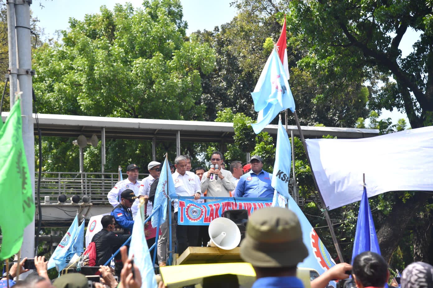 Kasetpres Temui Pengunjuk Rasa