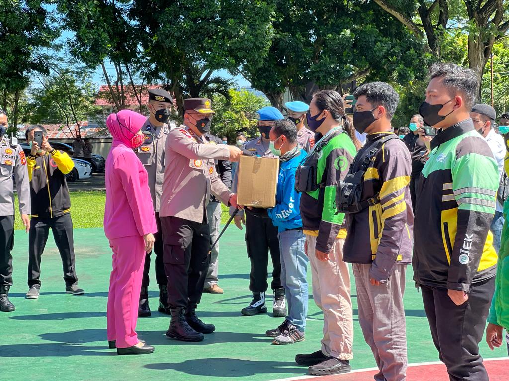 Polda Gorontalo Salurkan 3300 Paket Sembako ke Masyarakat