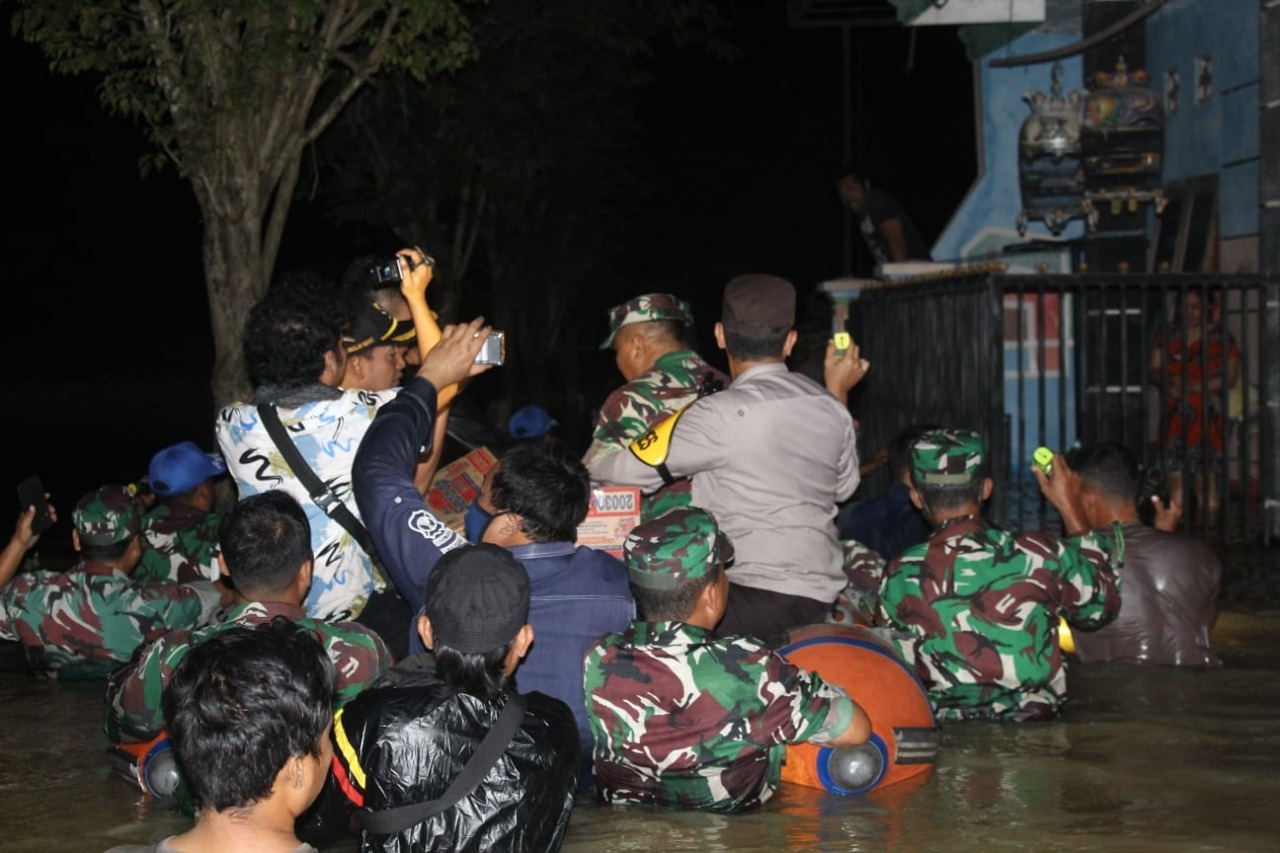 Kapolres Sampang dan Pangdam V Brawijaya Bantu Korban Banjir