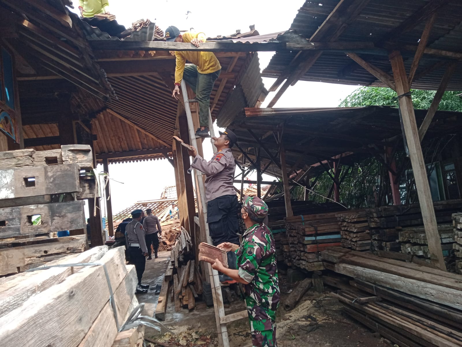 Pasca Bencana Puting Beliung, TNI-Polri Bersinergi Kerja Bakti