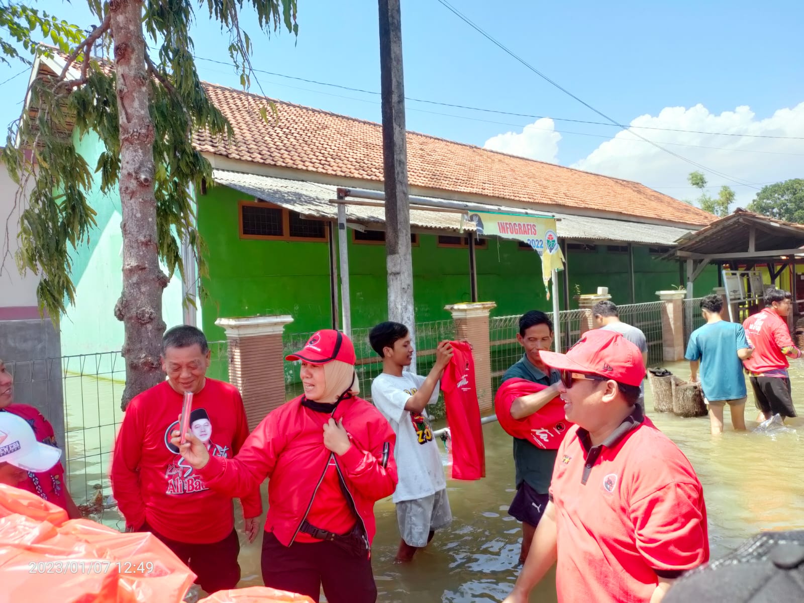 Peduli Korban Banjir, PDI Perjuangan Bagikan Ribuan Sembako