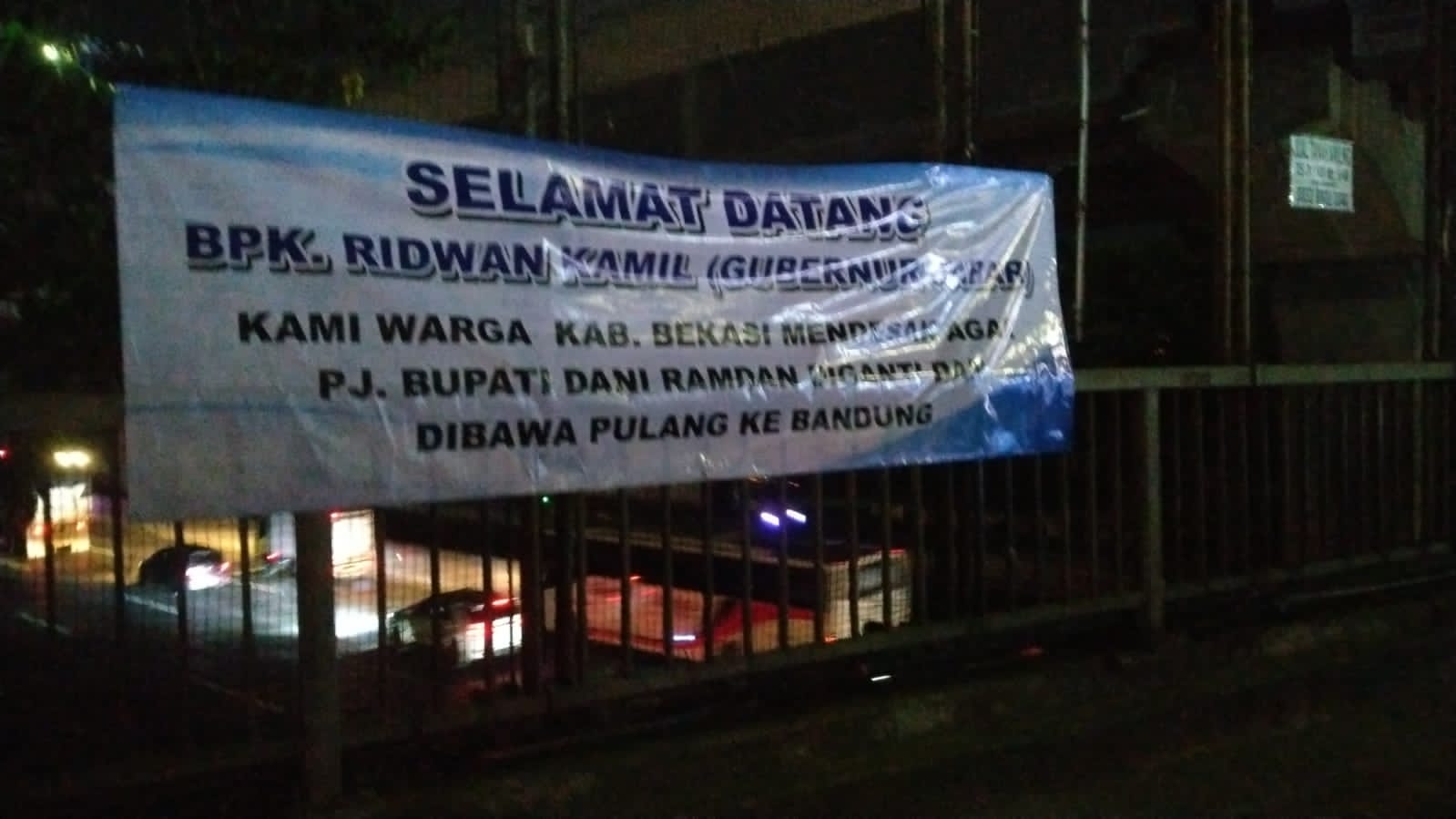 Viral…!!! Spanduk Desakan Masyarakat Turunkan PJ Bupati