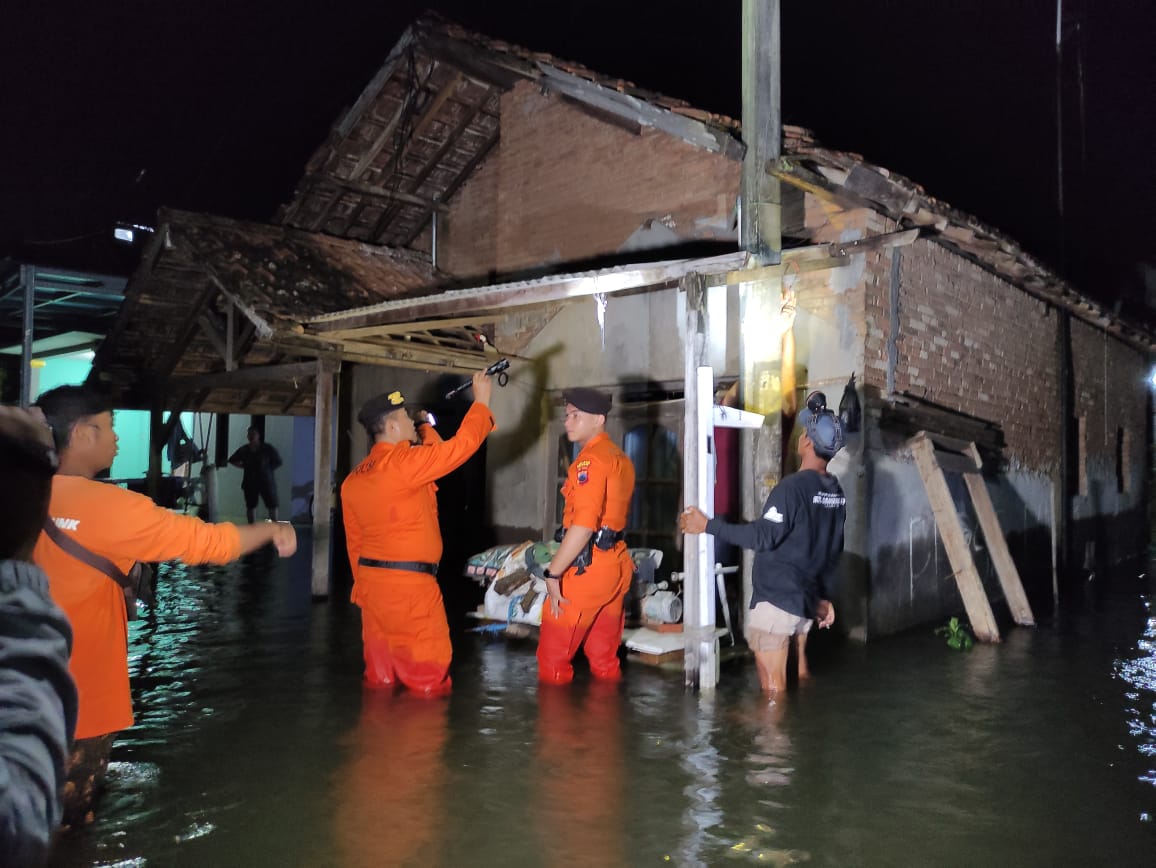 Banjir Melanda, AKP Ngatmin Patroli ke Rumah Warga