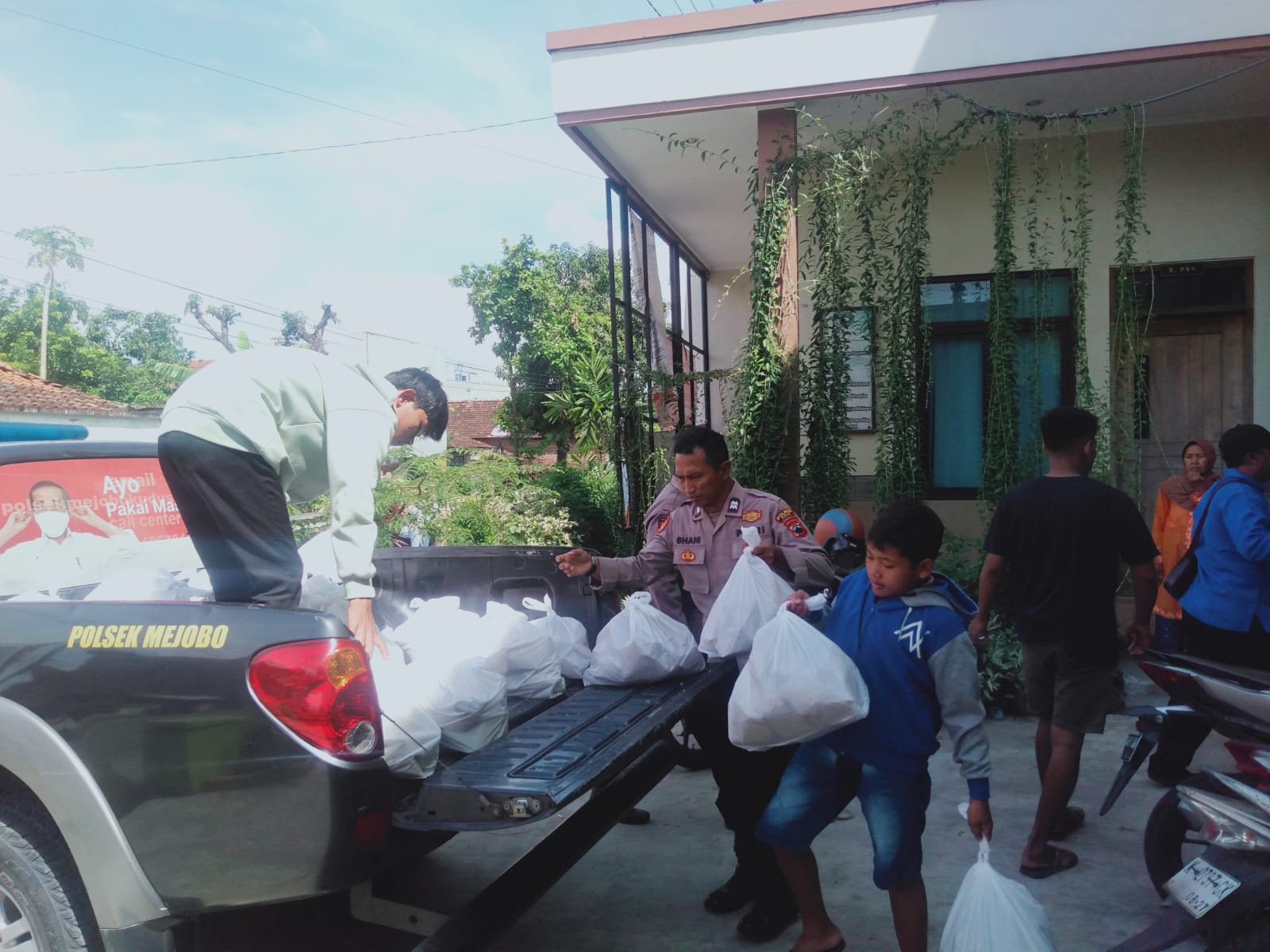 Polsek Mejobo Bagikan Nasi Bungkus ke Masyarakat