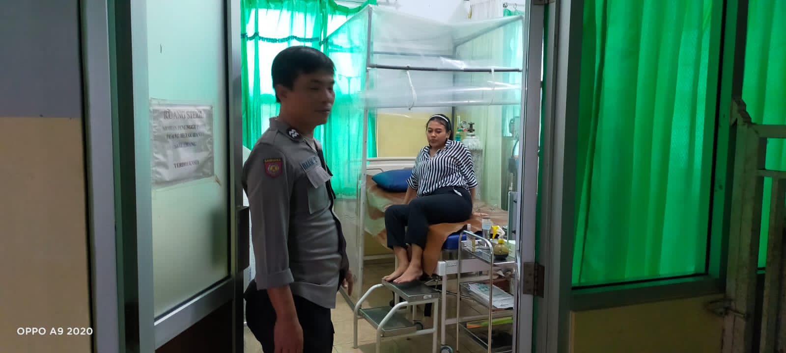 Respon Cepat, Polsek Mejobo Evakuasi Ibu Hamil