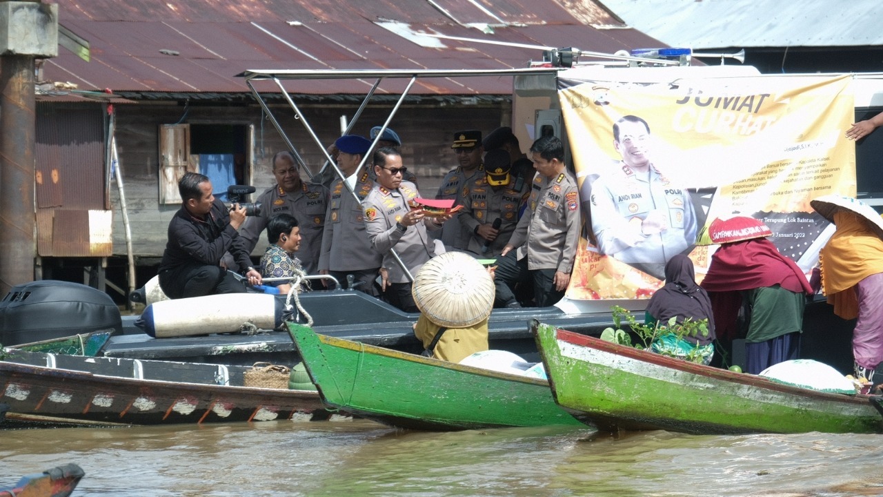 Jum’at Curhat : Kapolda Kalsel Sambang Pasar Terapung Lok Baintan