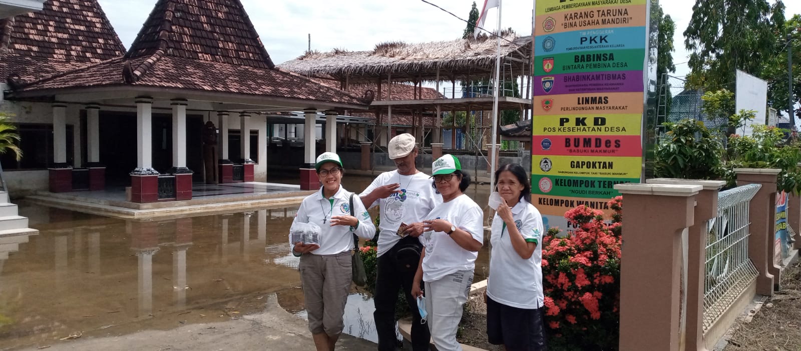 Pasca Banjir, Ketua Eco Enzyme Salurkan Bantuan ke Warga