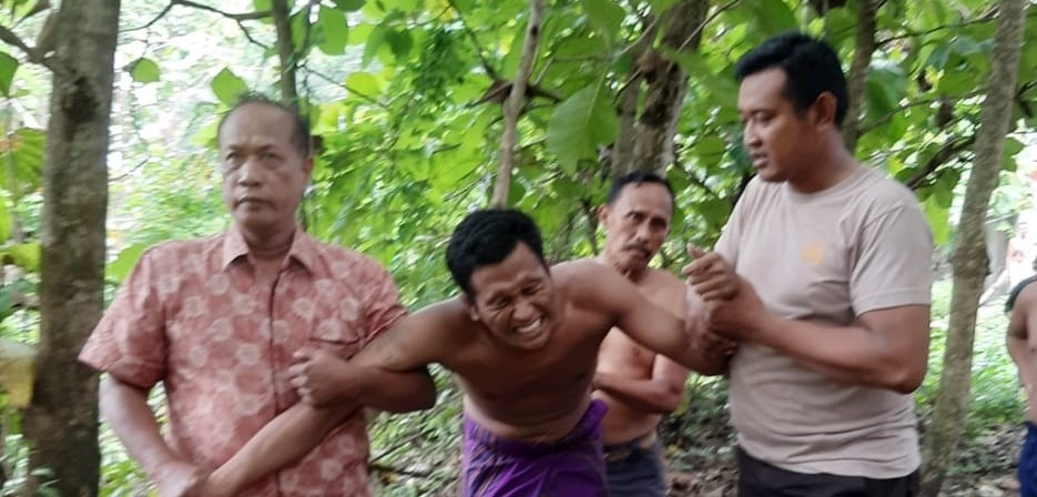 Anggota Satbinmas Polres Sampang dan Masyarakat Tangkap Tahanan Kabur