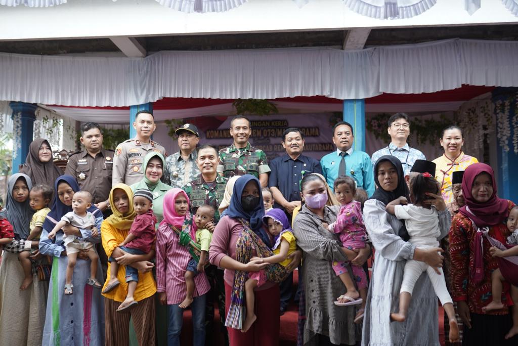 Danrem 073/Makutarama Berikan Bantuan Anak Asuh Stunting dan Lansia
