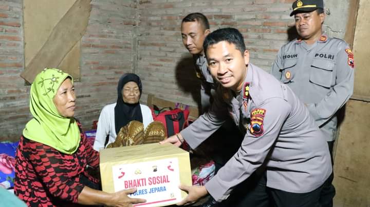 Uang Raib Digondol Maling, Kapolres Jepara Bergegas Datang Berikan Sembako dan Tali Asih ke Korban