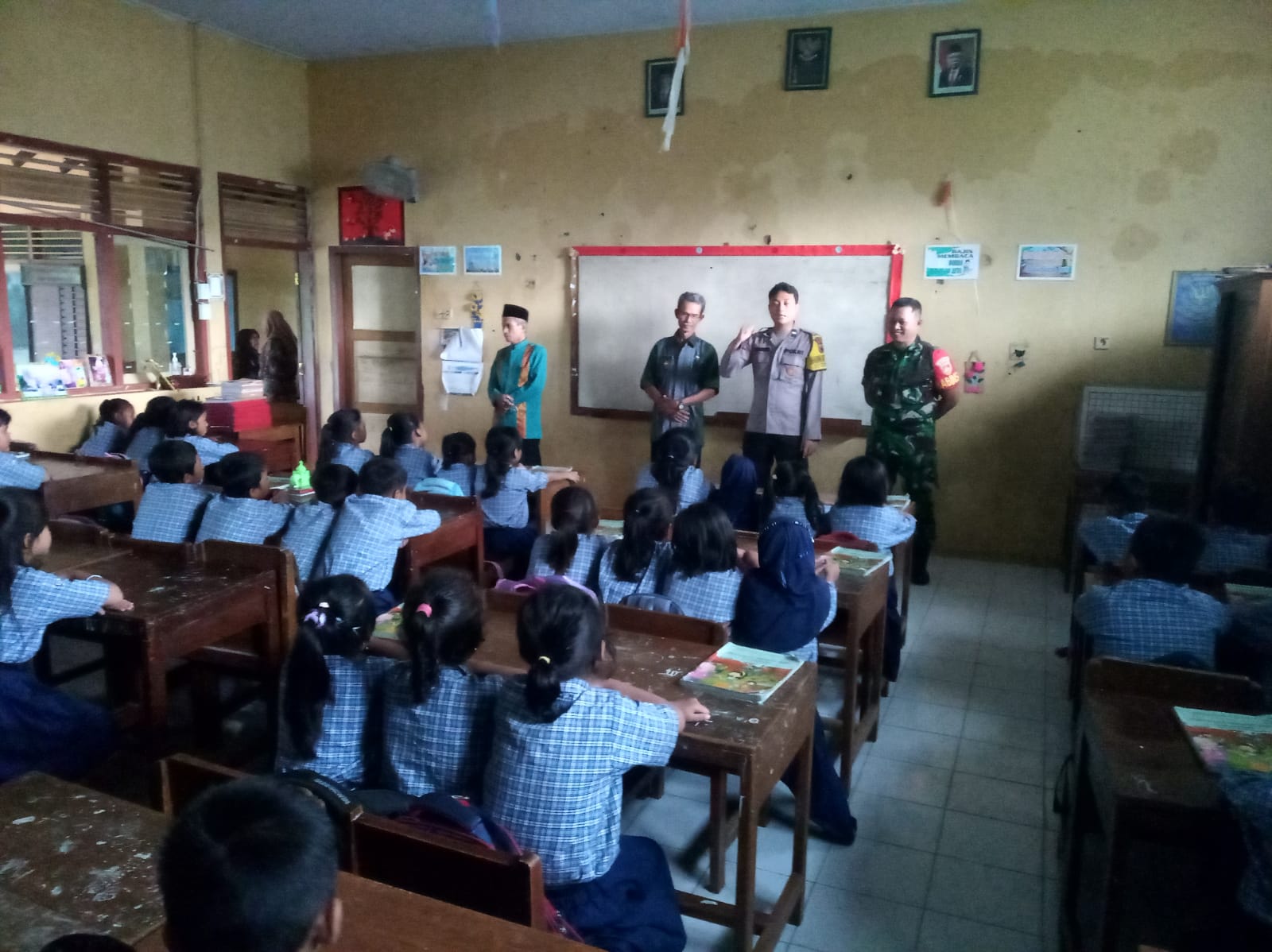 Sikapi Isu Penculikan Anak, Bhabinkamtibmas dan Babinsa Sambangi ke Sekolah