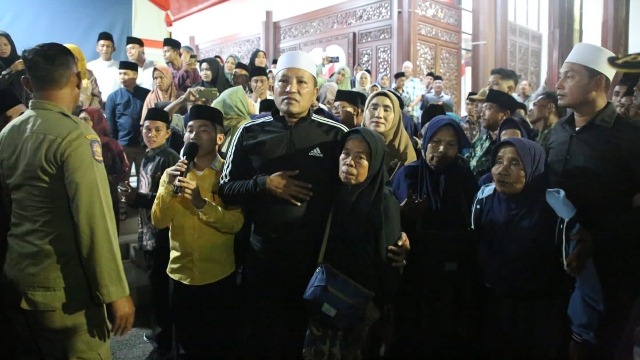 Kantong Pribadi, Bupati Sampang Berangkatkan Kaum Dhuafa Umrah Gratis