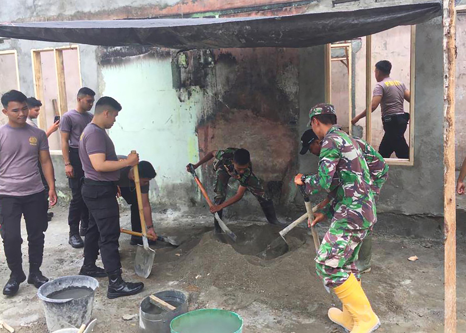 Musibah Kebakaran, TNI- Polri Gotong Royong Renovasi Rumdin