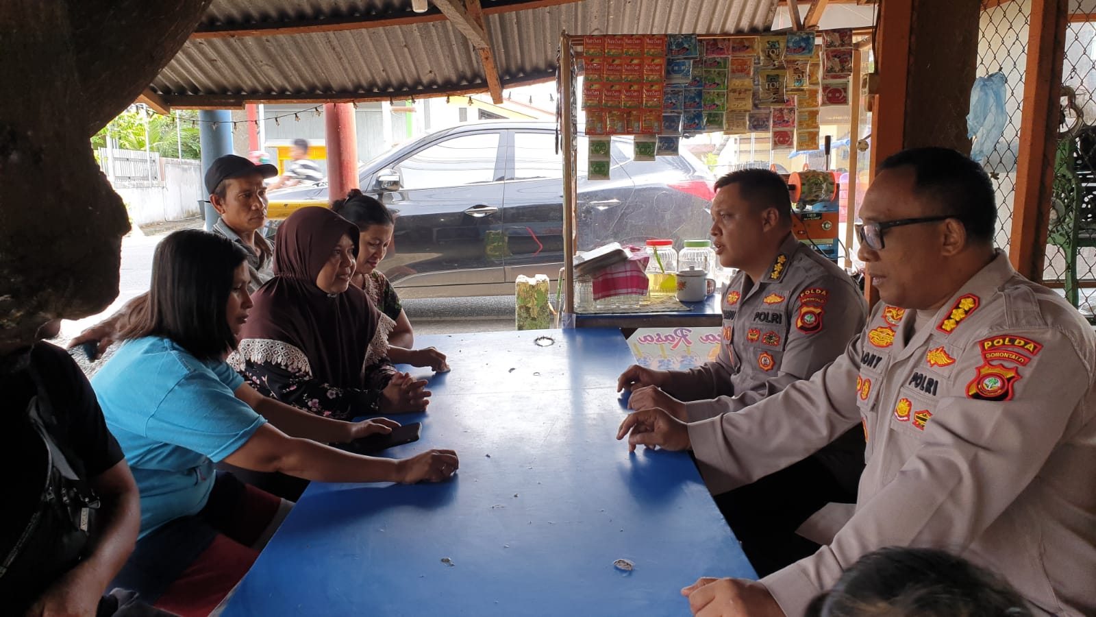 Curhatan Warung, Kabid Humas dan Kabidkum Polda Gorontalo Buka Komunikasi Polri dan Masyarakat