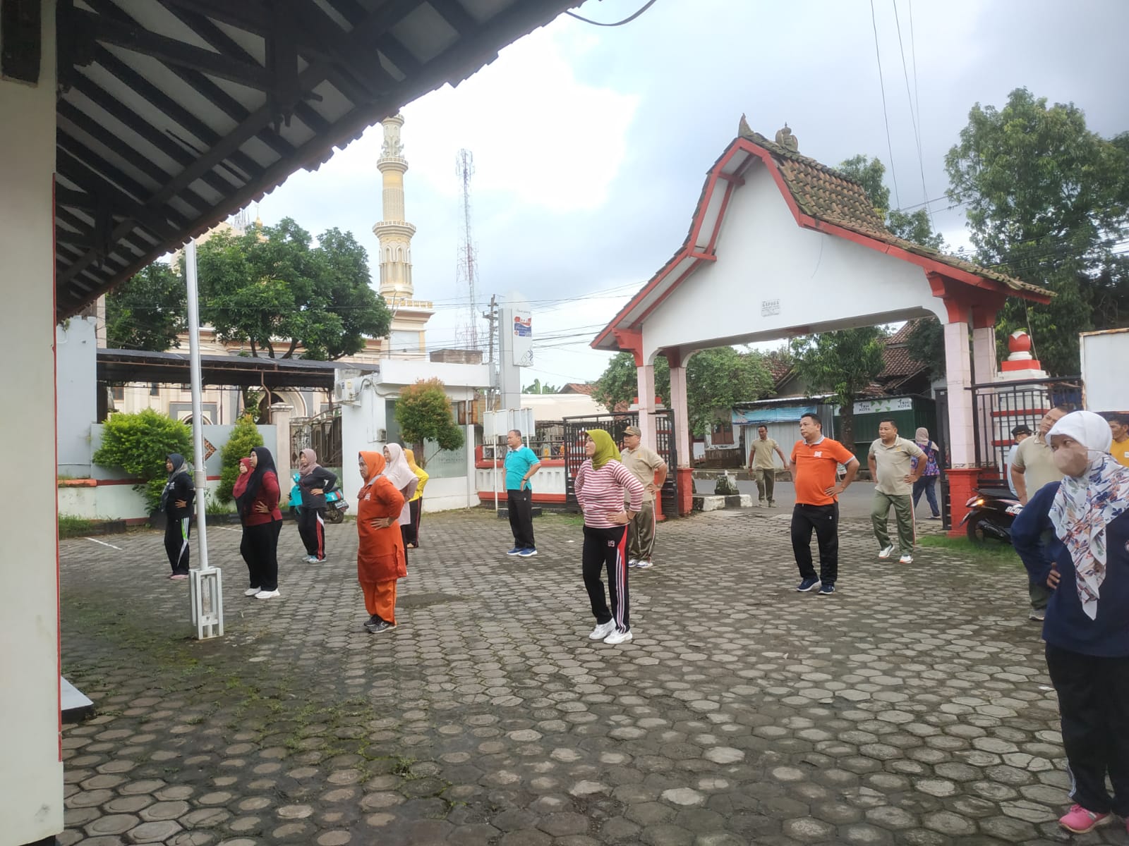 Anggota Koramil 02/Kedung dan Forkopincam Senam SKJ 88