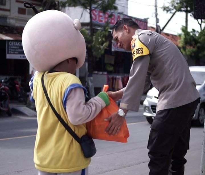 Jum’at Curhat, AKBP Siswantoro Bagikan Sembako di Jalan Raya