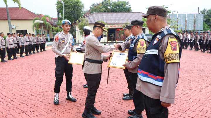 Hari Kesadaran Nasional, Kapolres Jepara Berikan Penghargaan ke Bhabinkamtibmas