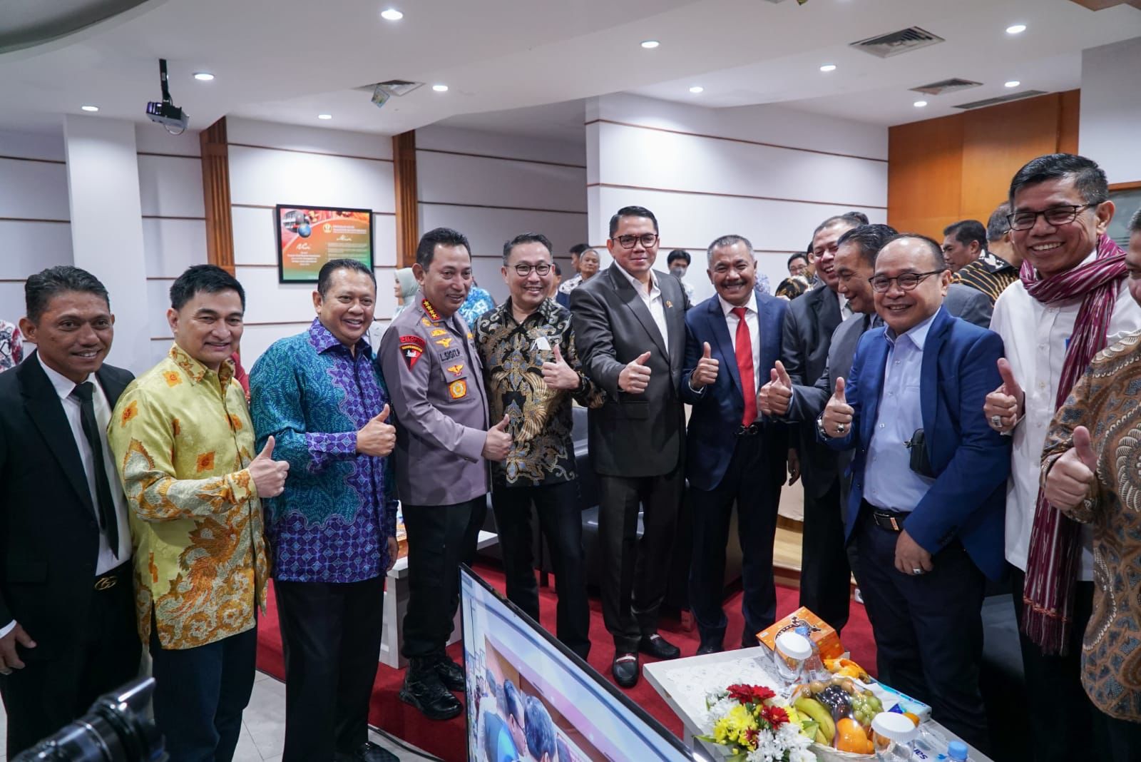 Raih Doktor Ilmu Hukum, Ketua MPR RI Bamsoet Apresiasi Sarifuddin Sudding