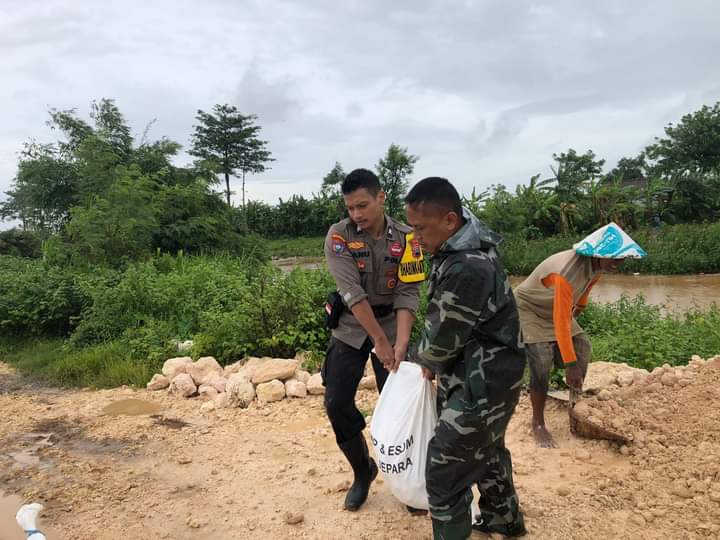 Kompak!!! TNI – Polri Kerja Bakti Penanggulangan Tanggul Sungai Kali Gawe