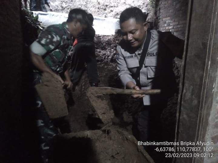 Musibah Tanah Longsor, TNI – Polri Gotong Royong Membantu Warga
