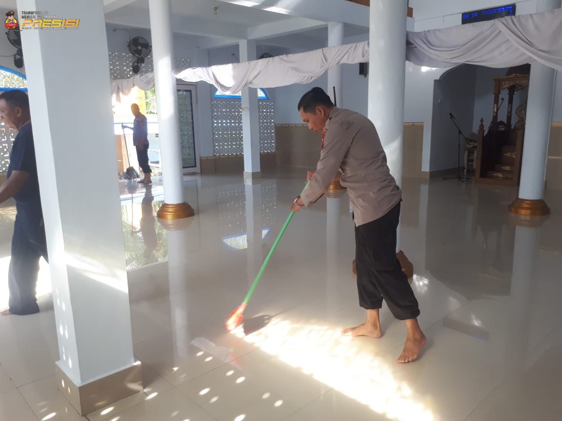 Sambut Ramadhan, Polisi Gorontalo Kompak Bersih-Bersih Masjid
