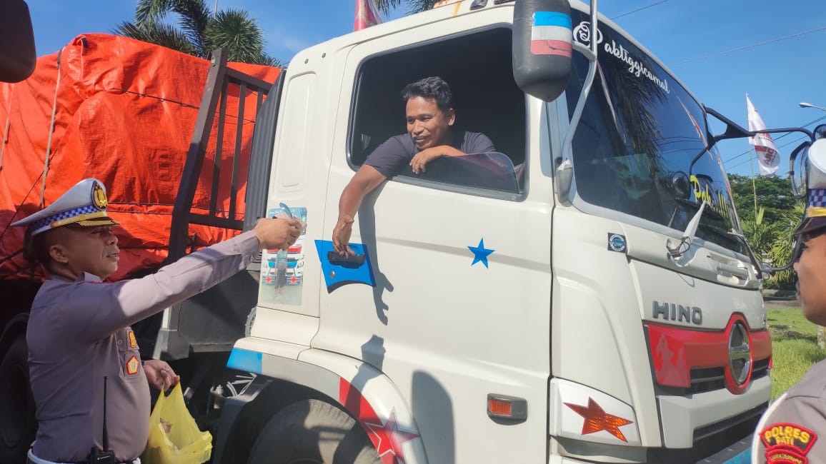 Peduli Sesama, Kompol Asfauri SH. MH Turun Bagikan Nasi Bungkus ke Supir