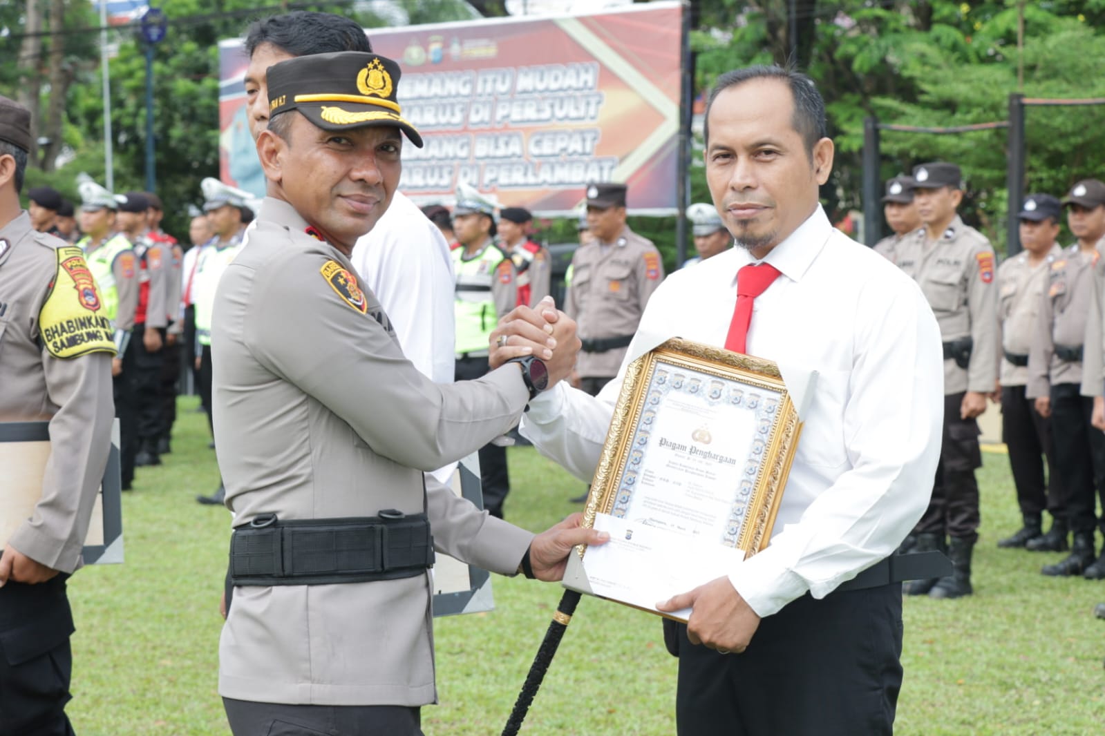Tujuh Personil Berhasil Ungkap Pengedar Sabu, Kapolres Banjar Berikan Penghargaan