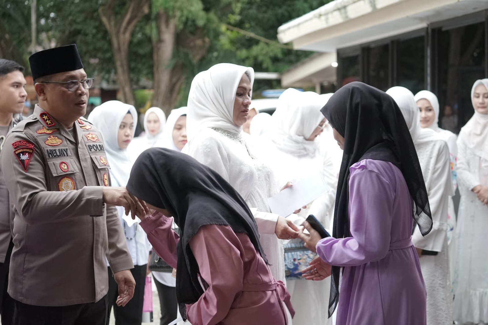 Sambut Ramadhan, Kapolda Gorontalo dan Ibu Ketua Bhayangkari Santuni Anak Panti Asuhan
