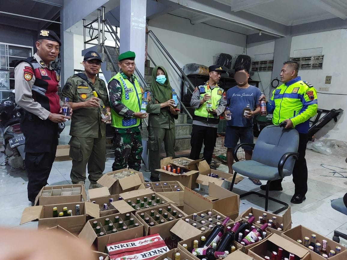 Pertama Ramadhan, Polisi Grebek Lokasi Penyimpanan Miras
