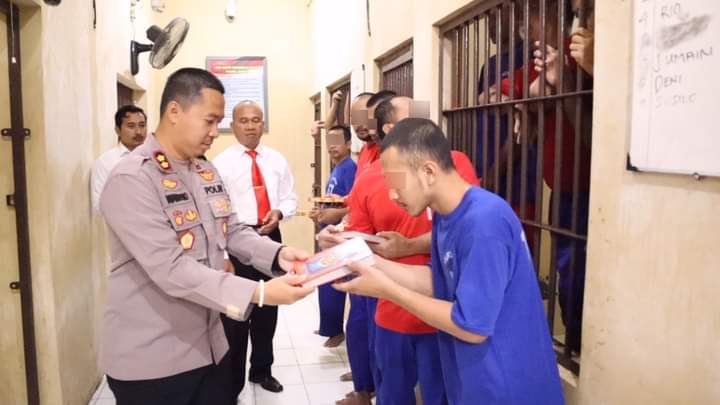 Tahanan Terima Al-Quran, Kapolres Jepara Beri Nasihat