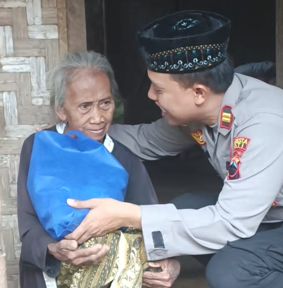 Aksi Berbagi Sembako ke Masyarakat, Kapolsek Tayu Peduli Sesama
