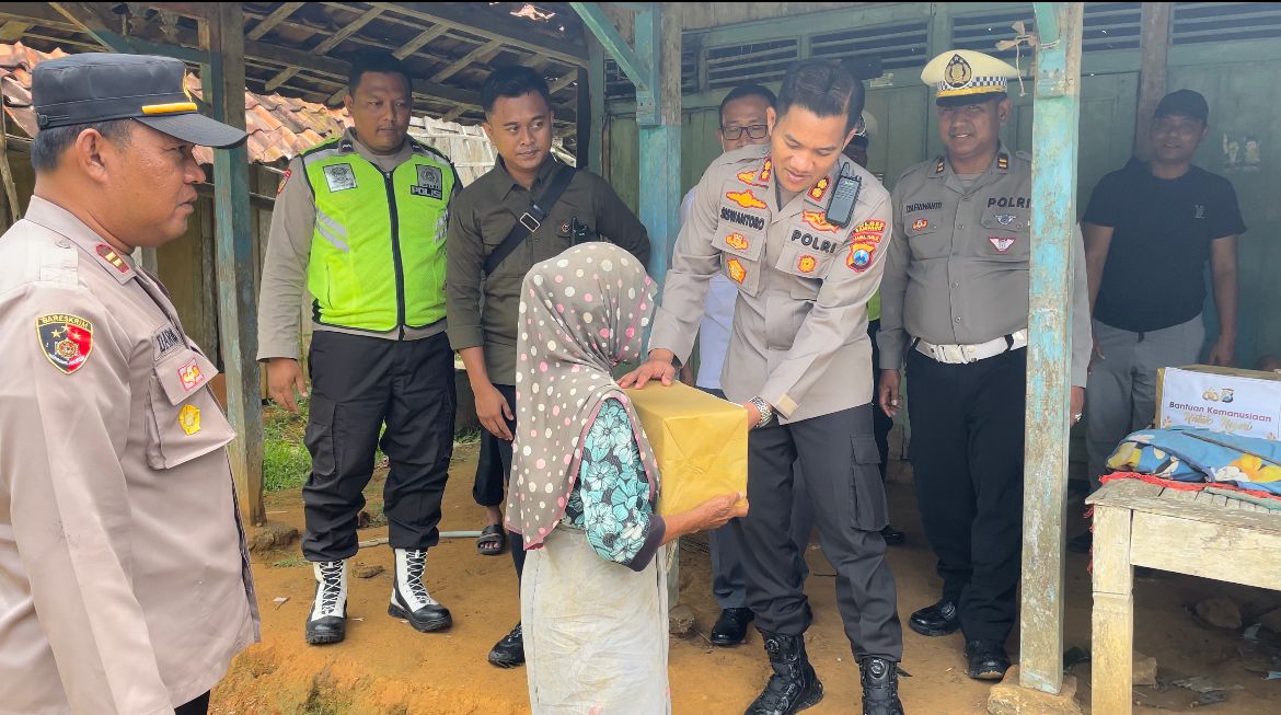 AKBP Siswantoro Bagikan Paket Sembako dan Uang Santunan