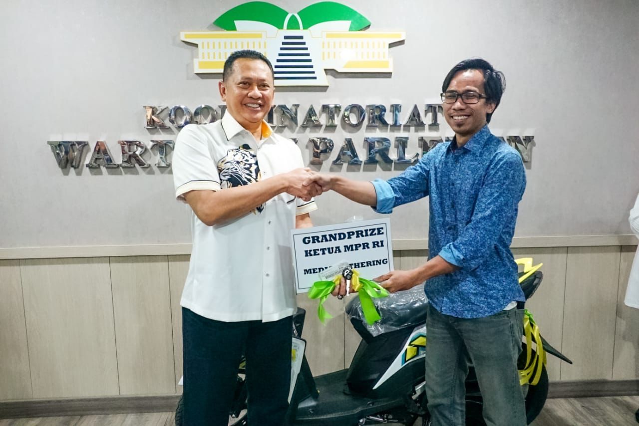 Ketua MPR RI Serahkan Hadiah Sepeda Motor