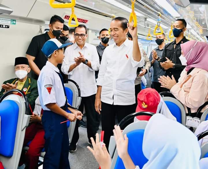 Jokowi dan Ibu Iriana Coba Kereta Pertama di Pulau Sulawesi