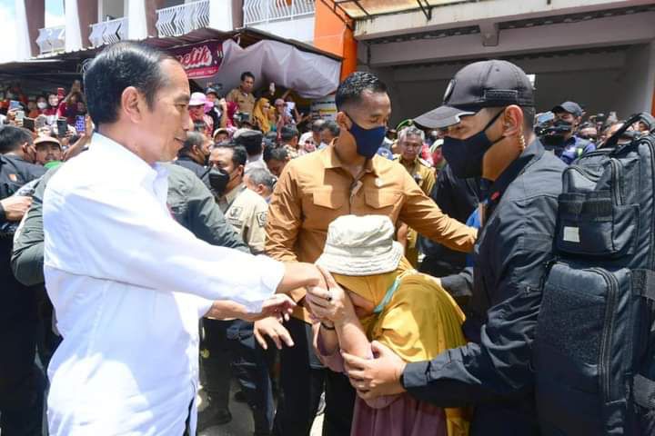 Presiden Bagikan Bansos dan Cek Harga Kebutuhan Pokok