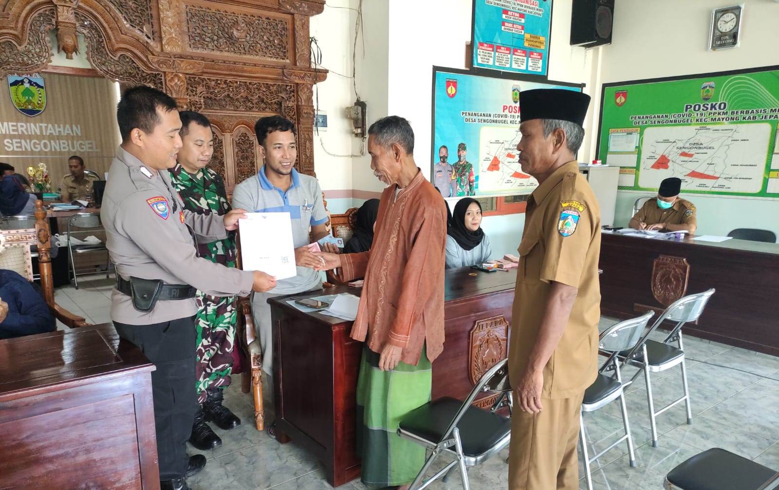 TNI – Polri Kawal Penyaluran Bantuan Sosial Tunai (BST)