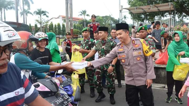 Sekitar Alun – Alun, TNI-Polri Bagikan Takjil Gratis ke Warga