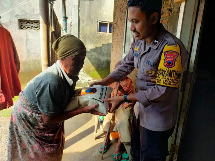 Salurkan Bansos ke Warga, Bhabinkamtibmas Peduli Sesama