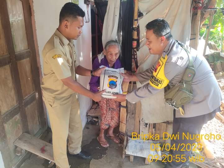 Ramadhan Berkah, Polsek Nalumsari Salurkan Bantuan Sosial