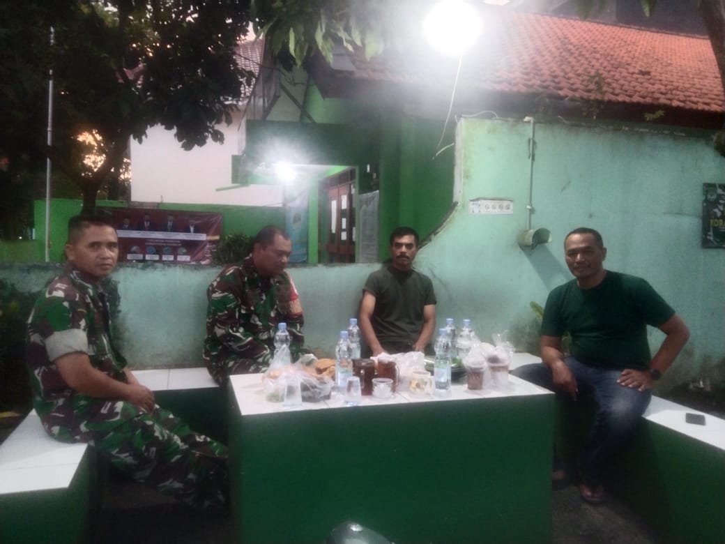 Perhatian Sesama Muslim, Danramil 03 Ajak Jajaran Buka Puasa Bersama