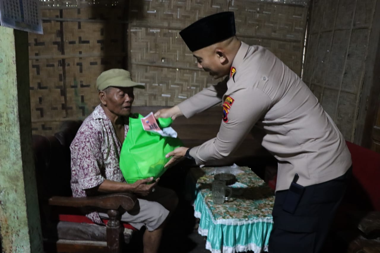 Bulan Ramadhan, Kapolresta Pati Bagikan Ratusan Paket Sembako