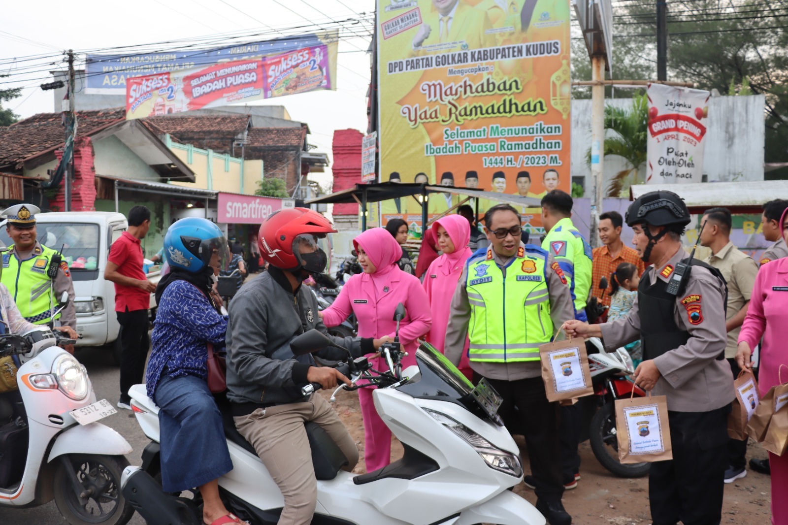 Bulan suci Ramadhan, Polres Kudus Berbagi Takjil