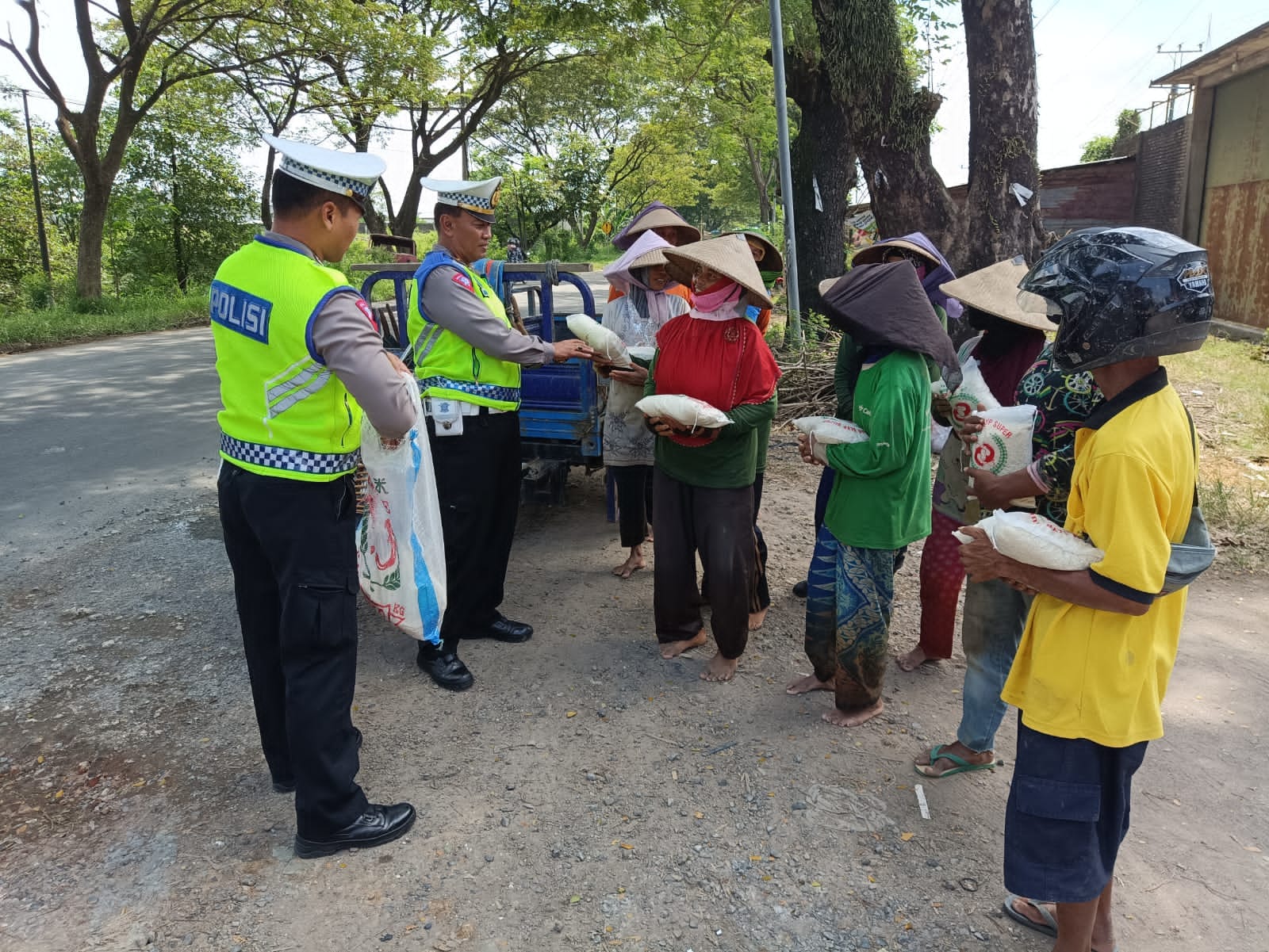 Ipda Turmudi : Seratus Paket Beras Dibagikan Masyarakat