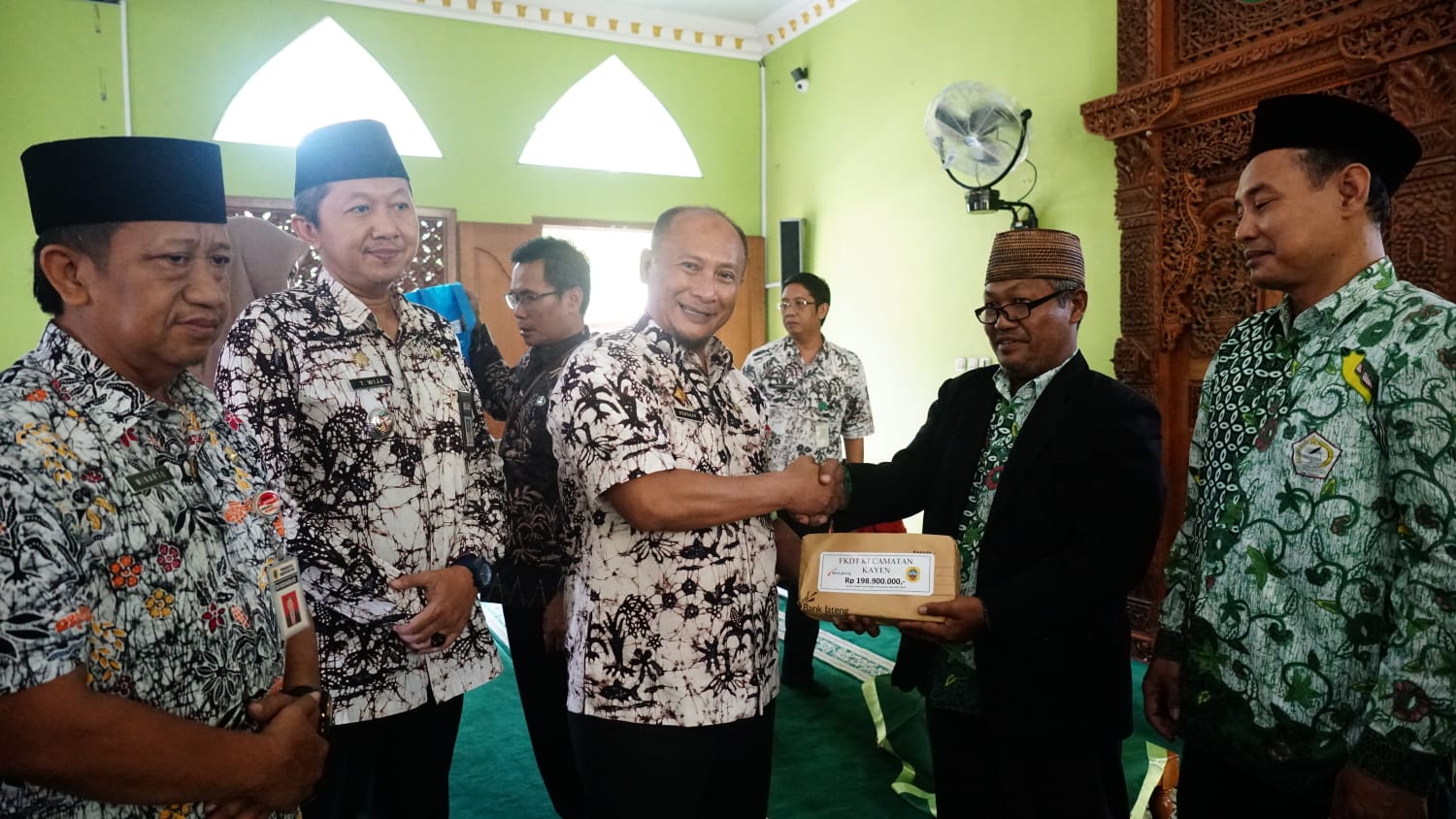 Henggar Serahkan Bantuan Kesejahteraan