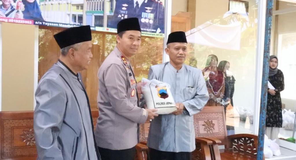 Salurkan Bantuan ke Ponpes Darul Qur’an, AKBP Warsono Turun