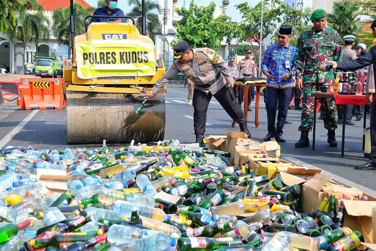 Polres Kudus Musnahkan Ribuan Miras Berbagai Merk