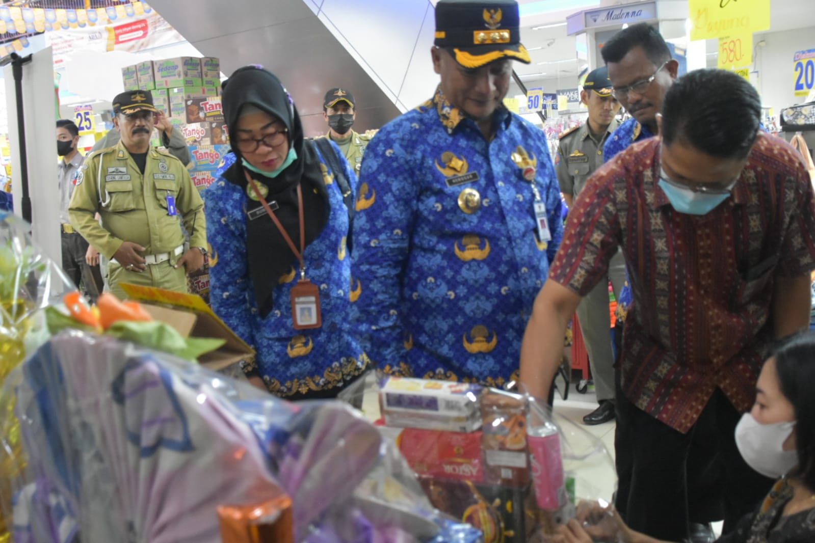 Dua Swalayan di Cek, Henggar Pastikan Tak Ada Makanan Kedaluwarsa