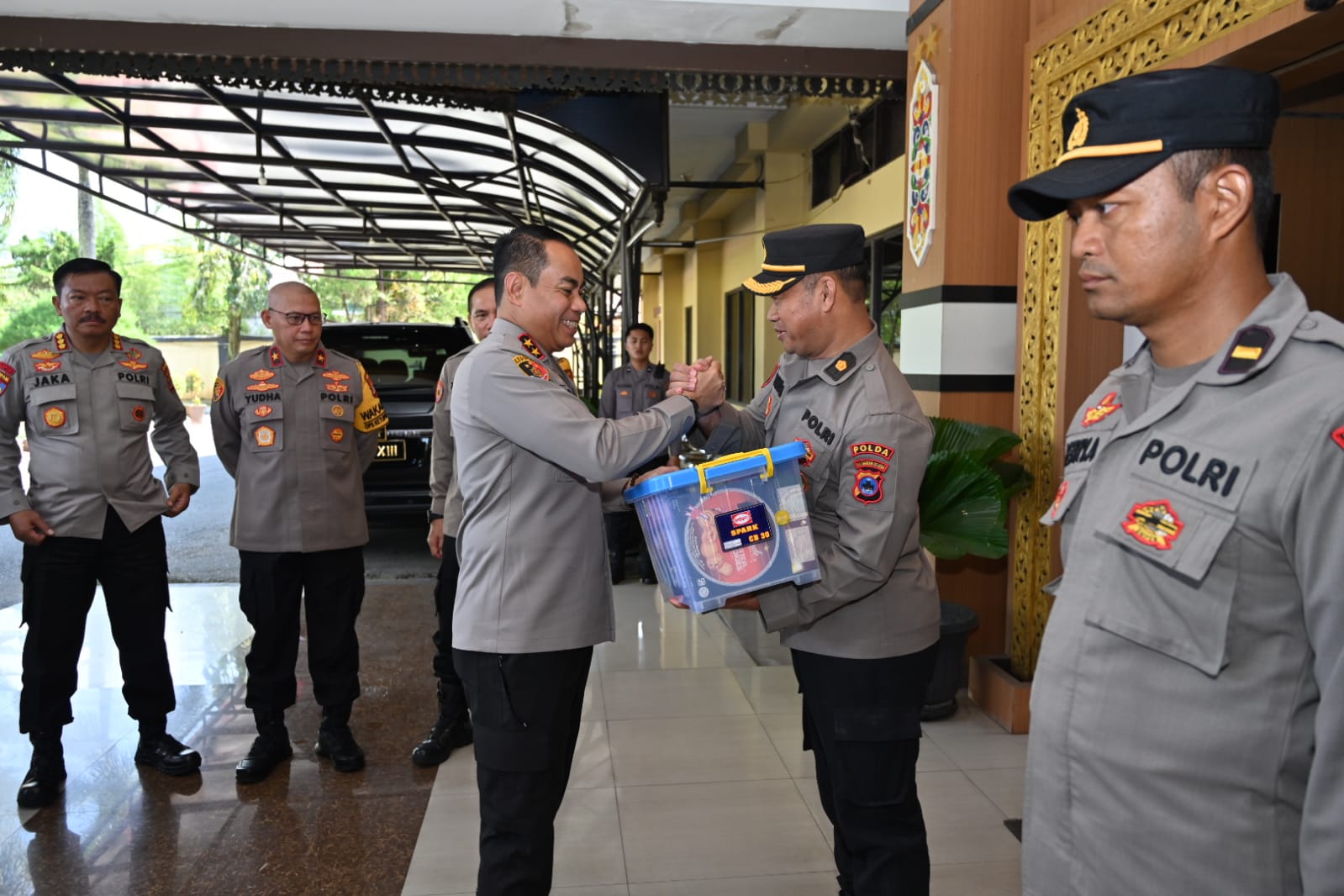Jelang Hari Raya, Irjen Pol Andi Rian Djajadi Bagikan Bingkisan Lebaran Ke Semua Anggota